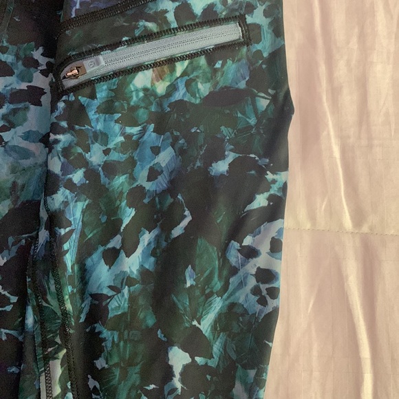 Lululemon Run: Top Speed Crop Full-On Luxtreme
Floral Backdrop Blue Denim Multi - Picture 13 of 14